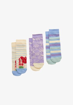 Trois paires de chaussettes pour enfants : crème avec sirène aux cheveux roux, violettes avec des créatures marines, et rayées bleu, violet et vert.