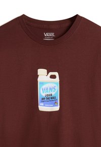 Viininpunainen t-paita, jossa on graafinen kuva nesteastiasta, jossa lukee "VANS LIQUID OFF THE WALL", ja jossa on vaaleansininen ja valkoinen suunnittelu.