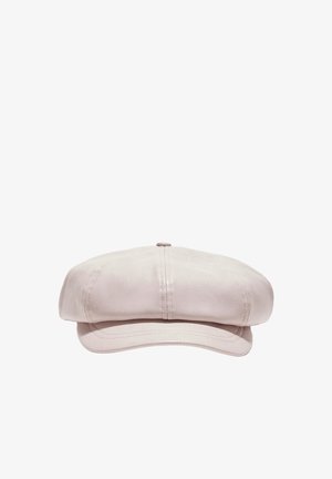 Casquette gavroche en cuir beige clair avec des panneaux cousus et une visière courte et courbée, montrée sur fond blanc.