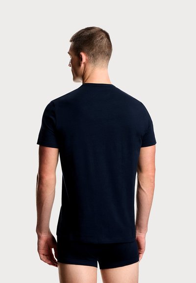 Granatowy bawełniany t-shirt z krótkimi rękawami, okrągłym dekoltem i dopasowanym krojem, widziany od tyłu. Gładka faktura, bez widocznych wzorów.