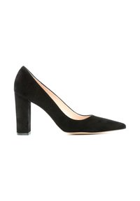 Escarpin à talon haut en daim noir avec un bout pointu, doté d'un talon carré et d'une texture lisse. La semelle présente un léger accent métallique.