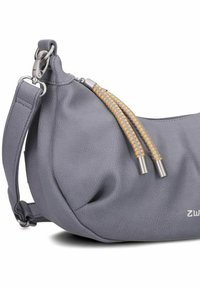 Borsa a spalla in pelle grigia con una forma morbida, dettagli intrecciati gialli e accessori in argento. Dotata di una tracolla staccabile per una maggiore versatilità.