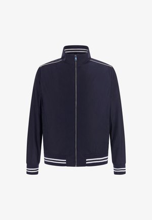 Sötétkék dzseki magas gallérral, elülső cipzárral és fehér csíkos részletekkel az ujjak körül, könnyű anyagból készült.