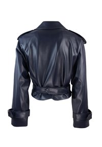 Giacca cropped in finta pelle blu navy con vita a cintura, ampi revers e polsini con bottoni. Texture liscia con spalle strutturate.