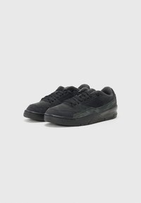 Sorte sneakers med en kombination af ruskind og mesh-materialer, rund tå, flade såler og teksturerede gummisåler.