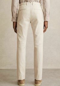 Reiss Chinos tipa bikses - off white