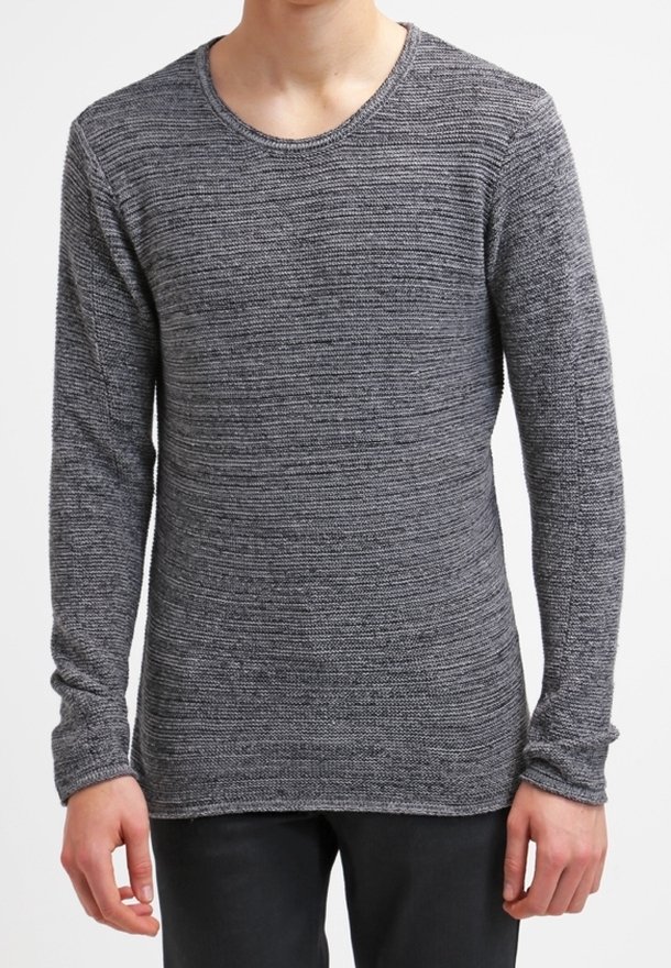 Suéter de manga larga con cuello redondo en un tejido gris texturizado. Presenta un ajuste slim y una tela suave, con un dobladillo ligeramente alargado en la cintura.