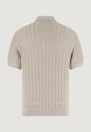 Beige gebreid poloshirt met korte mouwen, voorzien van een gestructureerd verticaal zigzagpatroon en geribbelde kraag, manchetten en zoom, gezien vanaf de achterkant.