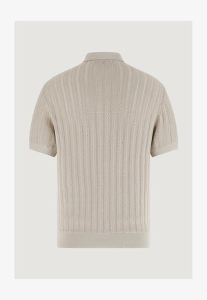 Beige gebreid poloshirt met korte mouwen, voorzien van een gestructureerd verticaal zigzagpatroon en geribbelde kraag, manchetten en zoom, gezien vanaf de achterkant.