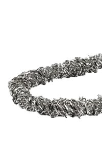 Srebrny metaliczny naszyjnik o skręconym wzorze, z przeplatanymi teksturowanymi ogniwami tworzącymi złożony wzór.