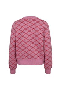 Roze pleteni pulover s dijamantnim uzorkom u crvenoj niti. Ima rebraste manžete i donji rub. Dugme kao detalj na vratu. Tekstura glatka.