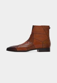 Καφέ δερμάτινο μποτάκι αστραγάλου με γεωμετρικό μπαλώματα και υφασμένους σχεδιασμούς, με χαμηλό τακούνι και μυτερή μύτη.