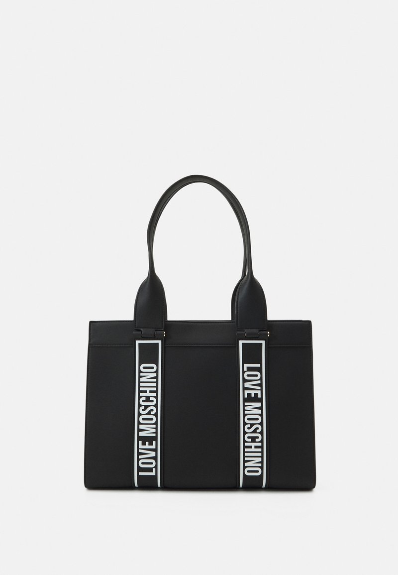 Černá taška přes rameno s dvěma výraznými bílými popruhy "LOVE MOSCHINO". Hladký materiál, strukturovaný tvar a rukojeti s zaobleným designem.