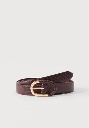 Σκούρα καφέ δερμάτινη ζώνη με υφή και χρυσή στρογγυλεμένη ορθογώνια μεταλλική αγκράφα, τυλιγμένη πάνω σε απλό ανοιχτό φόντο.