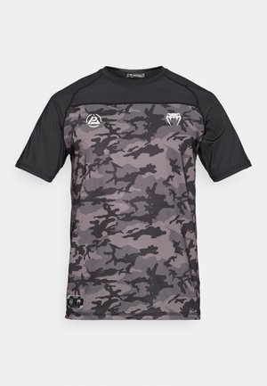 Korte mouw, atletisch T-shirt in zwart en grijs camouflagepatroon met logodetails op de borst. Soepele, rekbare stof.