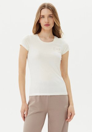 Camiseta ajustada blanca confeccionada en suave algodón, con un cuello redondo y mangas cortas, que presenta un pequeño logo de EA7 en detalles claros en el pecho.