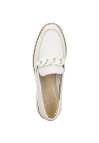 Mocasín blanco sin cordones con un prominente acento de cadena a través de la parte superior, suela de goma, detalles de costura y parte superior de cuero suave.
