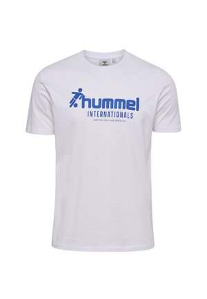 Biała koszulka z krótkim rękawem z niebieskim napisem „hummel INTERNATIONALS” oraz stylizowanym logo zawodnika, hasło „Serving the game since 1923.”