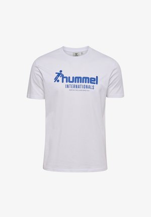 Biała koszulka z krótkim rękawem z niebieskim napisem „hummel INTERNATIONALS” oraz stylizowanym logo zawodnika, hasło „Serving the game since 1923.”