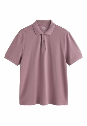 Fioletowa koszulka polo z krótkim rękawem, kołnierzykiem, plisą na dwa guziki, subtelnym haftowanym logo na lewej piersi i klasycznym krojem.