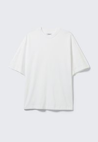 T-shirt bianca a maniche corte realizzata in cotone; presenta una vestibilità rilassata, scollatura rotonda e nessun motivo o accento visibile.