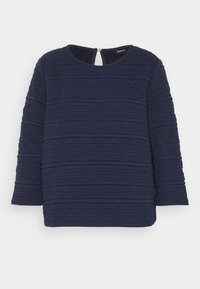 Navi-blaues Oberteil mit drei Viertelärmeln, strukturiertem Muster mit horizontalen Streifen und geometrischen Formen, runder Ausschnitt mit Schlitz hinten.