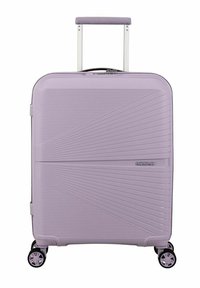 Valigia rigida di colore lavanda con design a righe diagonali, manico telescopico e quattro ruote girevoli per una facile mobilità.