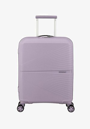 Valigia rigida di colore lavanda con design a righe diagonali, manico telescopico e quattro ruote girevoli per una facile mobilità.