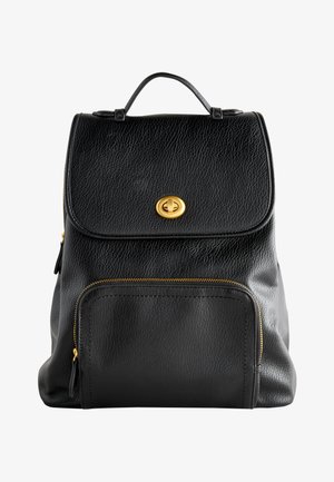 Fekete bőr hátizsák tetején fogantyúval, elülső zseb arany cipzárral, és arany tekerős kapoccsal rögzített fedéllel.