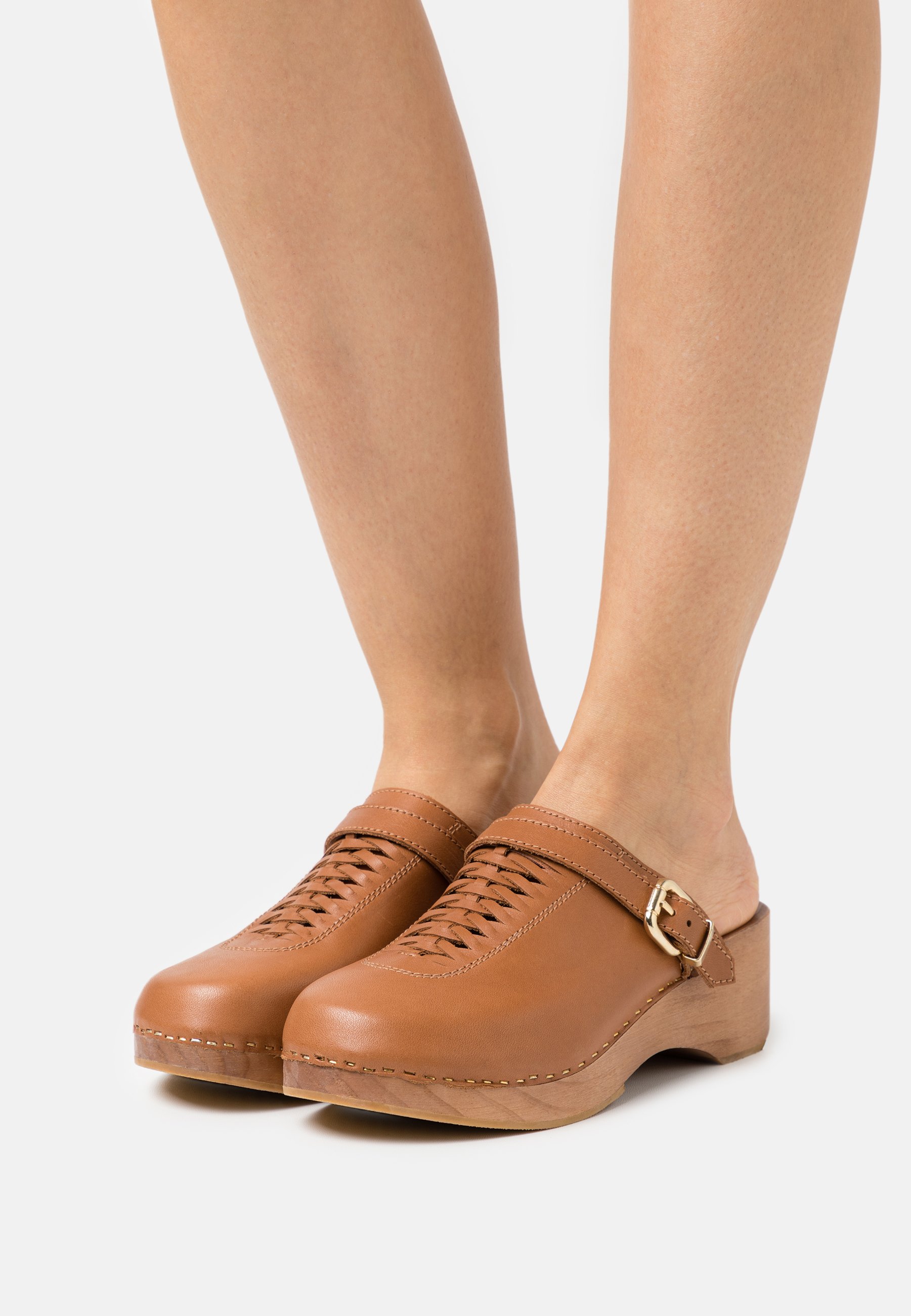 zuecos de madera pedro miralles