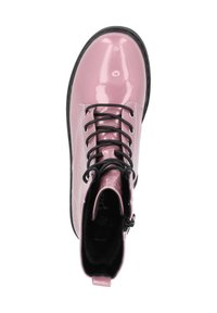 Botín de piel sintética rosa con cordones y suela negra. Presenta una puntera redondeada y una cremallera lateral para un fácil acceso. Forro interior suave.