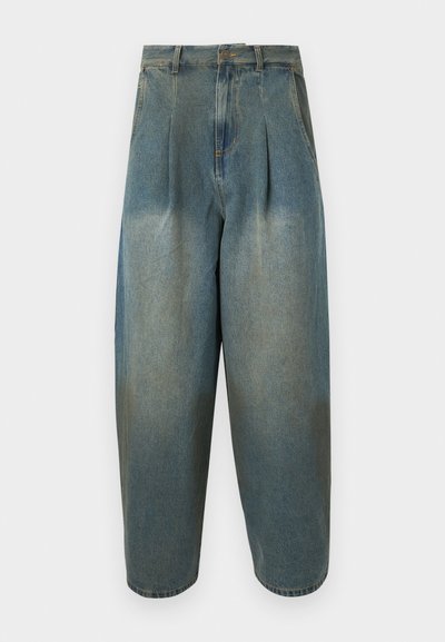 Τζιν μπλε, με φαρδιά γραμμή και ψηλή μέση, με πιέτες, εμπρόσθιο κούμπωμα με κουμπί και φερμουάρ, και πλαϊνές τσέπες.