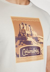 Columbia CSC™ SEASONAL LOGO TEE - Apdrukāts T-krekls - cognac