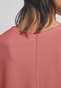 Katoenmix shirt in stofroze, met een brede halslijn en zichtbare stiksels langs de achternaad, met een relaxed fit.