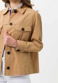 BRAX Tunn jacka - sand