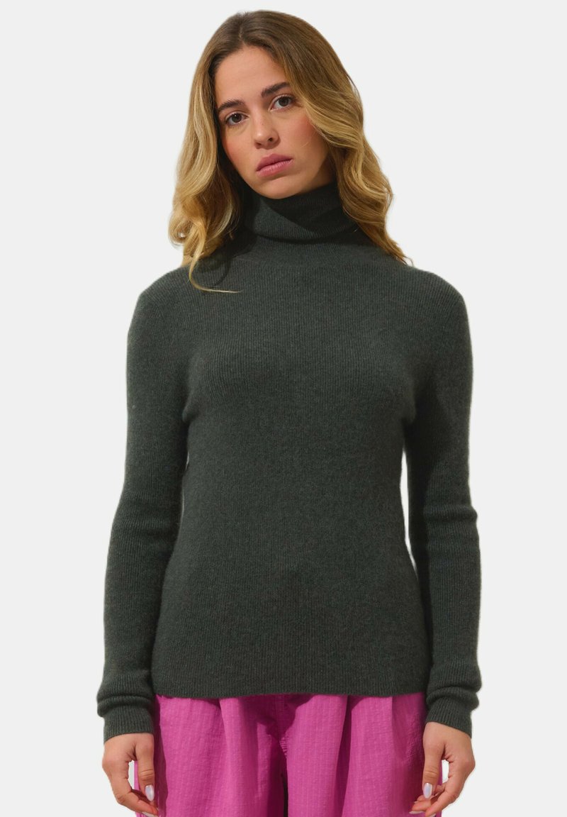 Mörkgrön polotröja tillverkad av texturerad stickad tyg. Åtsittande design med långa ärmar och en slät, sömlös finish.