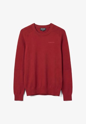 Maglione rosso a maniche lunghe in maglia con spalle e polsini a costine, scollo tondo e logo "Morato" discreto sul petto.
