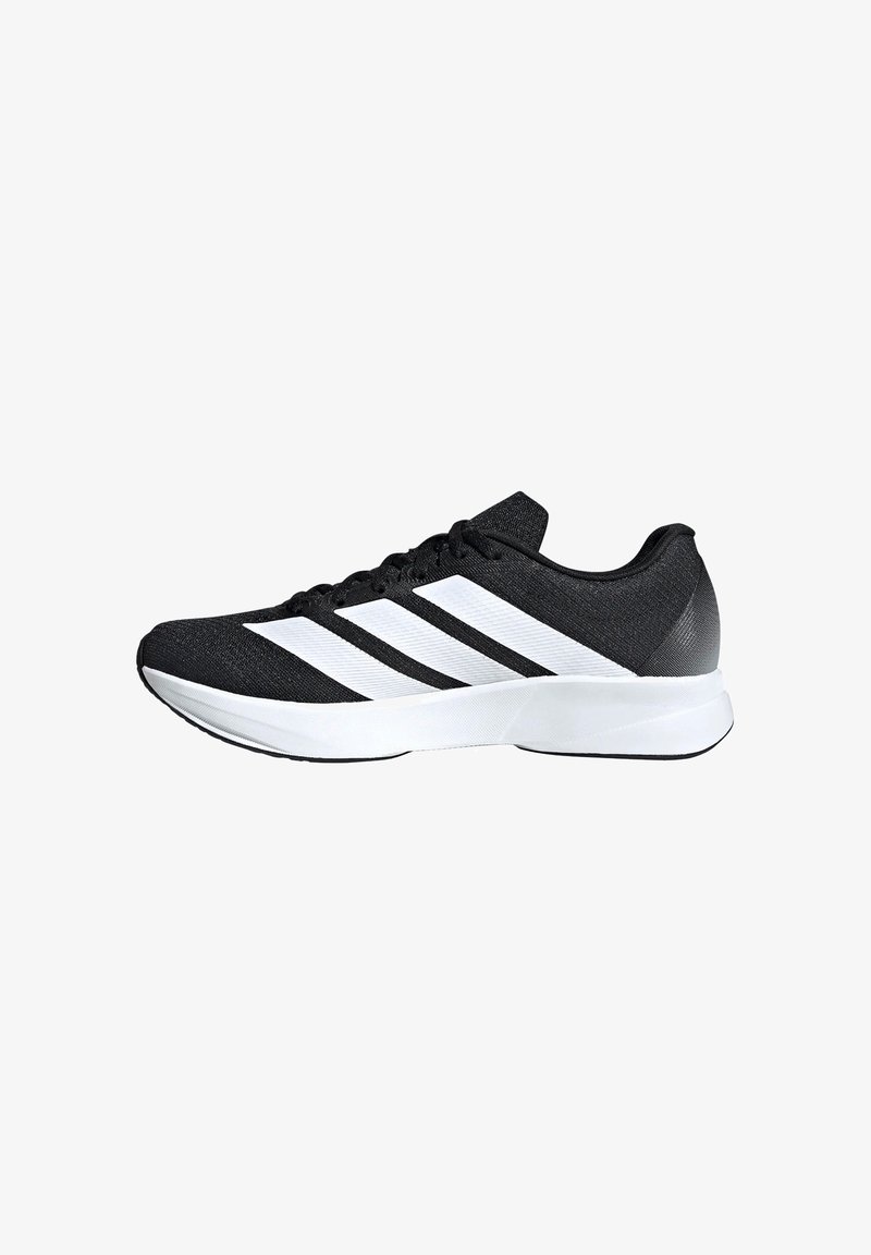 Schwarzer Sportschuh mit weißen Streifen, Mesh-Obermaterial, runder Zehenbereich und gepolsterter Sohle, die für Komfort und Unterstützung sorgt. Geeignet für das Laufen.