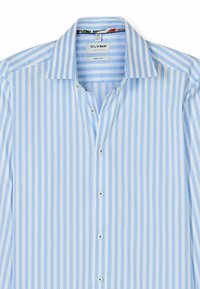 Helleblau gestreiftes Langarmhemd mit spitzem Kragen, das abwechselnd weiße und hellblaue vertikale Streifen und Knopfverschlüsse aufweist.