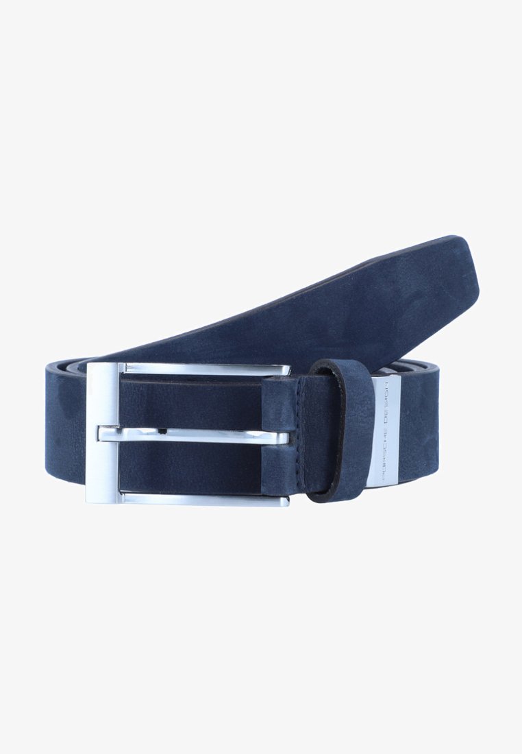 Marineblauwe suède riem met een gepolijste zilveren dubbele speldsluiting; heeft een gladde textuur en een minimalistisch ontwerp.