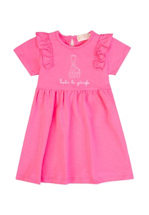 Helles pinkes Kleinkindkleid mit kurzen Rüschenärmeln, tailliertem Bund und weißer bestickter Giraffe sowie dem Schriftzug "Sophie la girafe" auf der Vorderseite.
