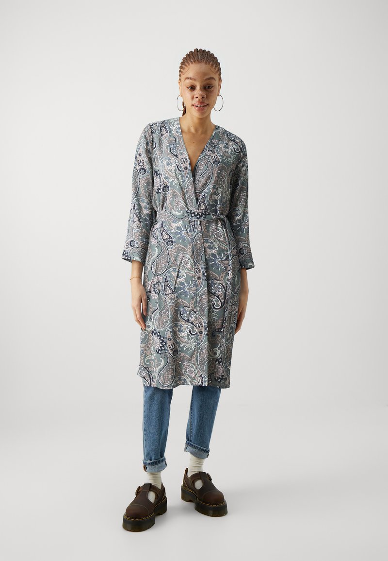 Vero Moda - VMEASY BELOW KNEE KIMONO - Leichte Jacke - green, Vergrößern