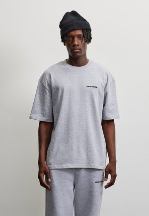 Pegador, LOGO OVERSIZED TEE - Camiseta básica - white light grey gum