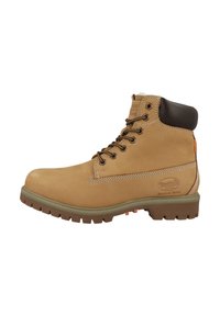 Botas de cuero color coñac con detalles marrones, cuello acolchado y suela de goma gris. Presentan ojales metálicos y detalles de costuras visibles.