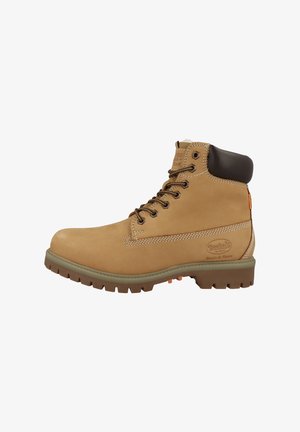 Hellbraune Lederstiefel mit braunen Akzenten, gepolstertem Kragen und grauer Gummisohle. Mit Metallösen und sichtbaren Nahtdetails.