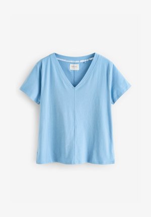Svijetloplava pamučna majica s V-izrezom, kratkim rukavima i ravnim rubom. Ima detalj središnjeg šava i mekanu teksturu.