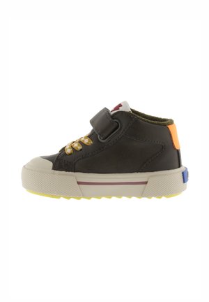 Baskets montantes noires pour enfants avec semelle beige, lacets jaunes et blancs à motifs, languette de talon orange et bride velcro sur fond blanc.