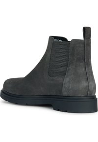 Graue Wildleder Chelsea-Boots mit elastischen Seitenpanelen, einer robusten schwarzen Gummisohle und genähten Details entlang der oberen Kante.