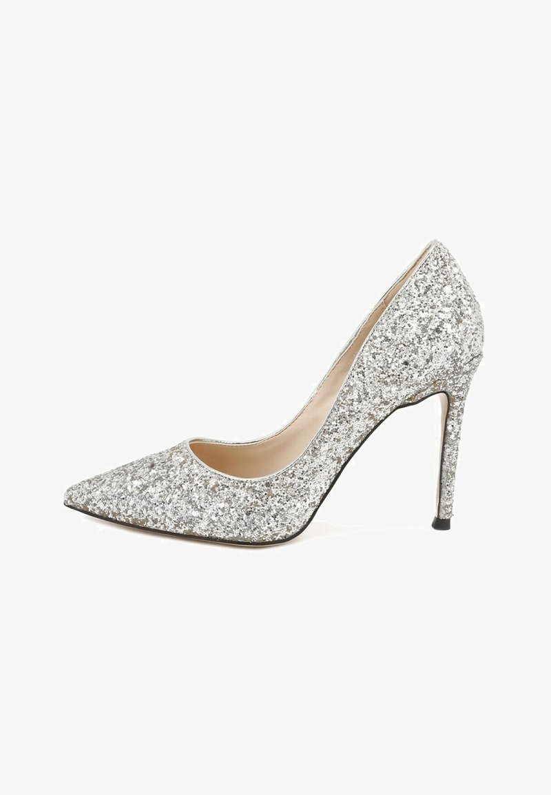 Chaussure à talon haut pointu couverte de paillettes argentées avec talon stiletto et doublure intérieure beige sur fond blanc.
