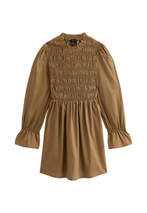 Långärmad brun klänning med rynkad kropp, rund halsringning, samlad midja och utsvängda ärmslut.